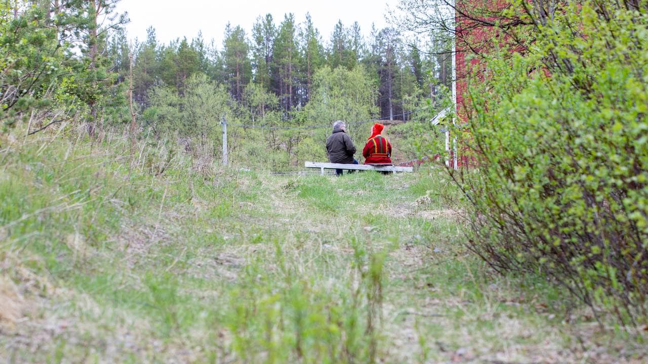 En kjerrevei leder opp mot Fridtjof og Astrid, som sitter på skolebenken