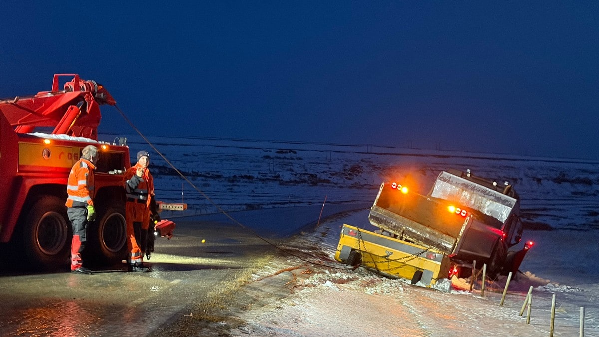Livsfarlig julevær: Flere biler har sklidd av veien
