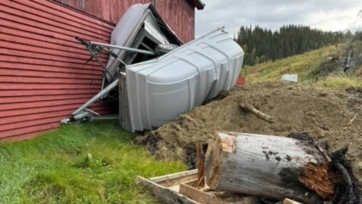 Flere har blitt evakuert etter at 200 meter langt leireskred begravde vei