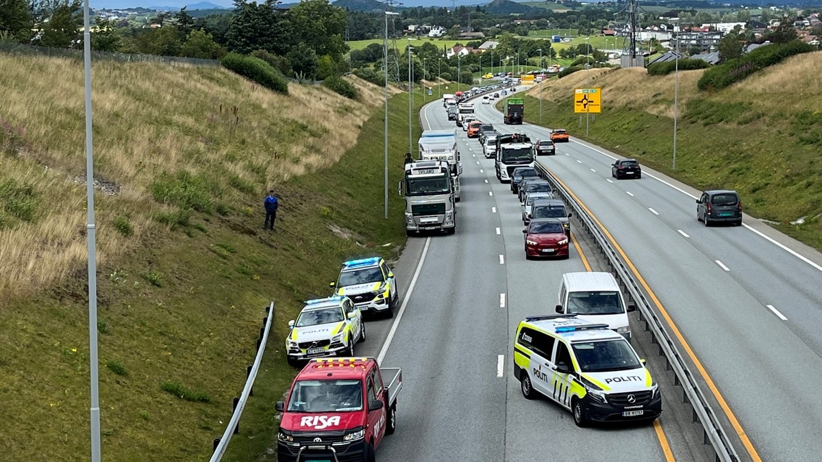 Tre til sjukehus etter trafikkuhell – full stans i trafikk i Sandnes