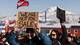 写真:Christian Klindt Soelbeck / Reuters / NTB 標識と旗を持っている人々のグループ