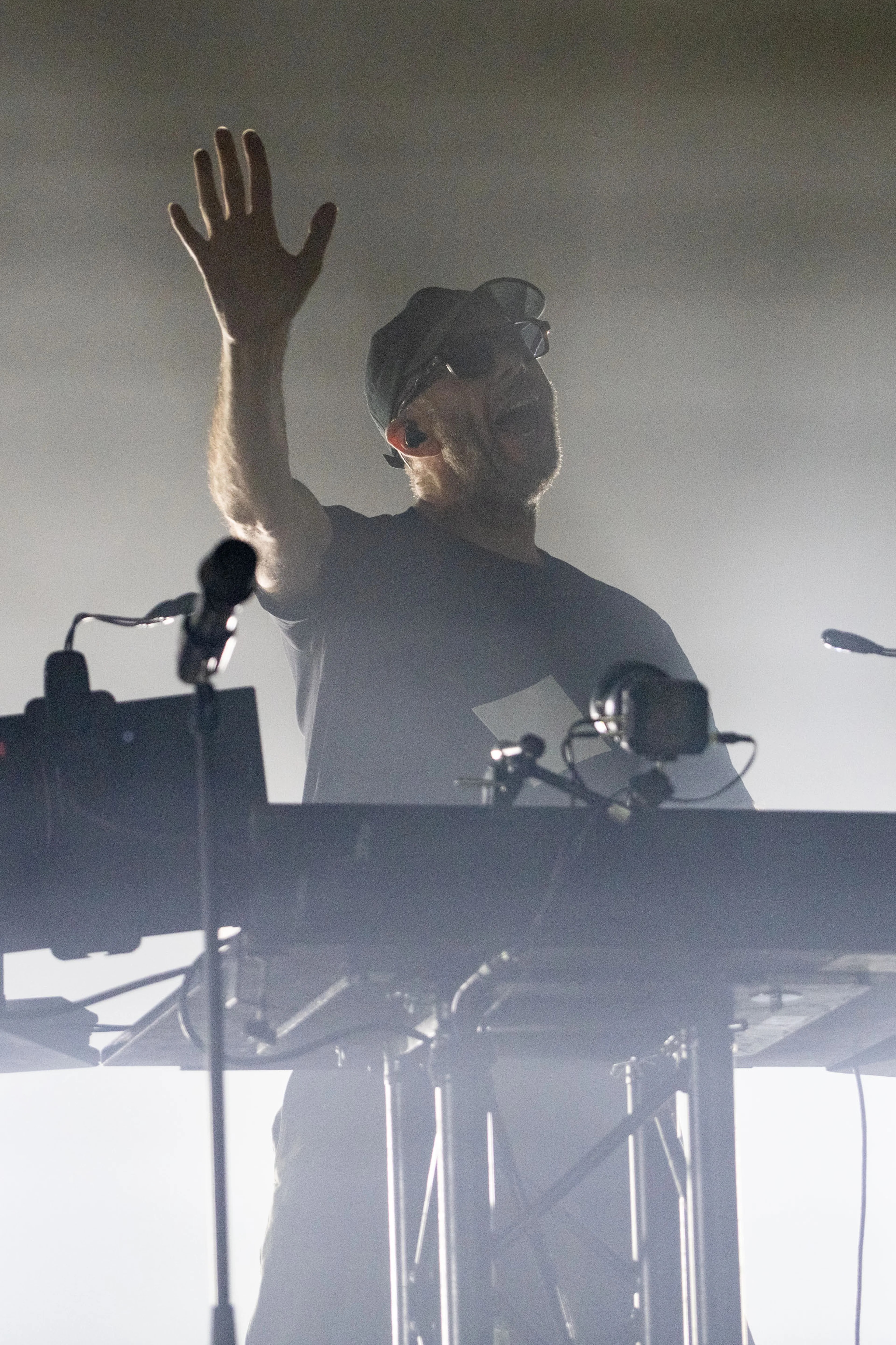 Tom Rowlands på scenen under Øyafestivalen