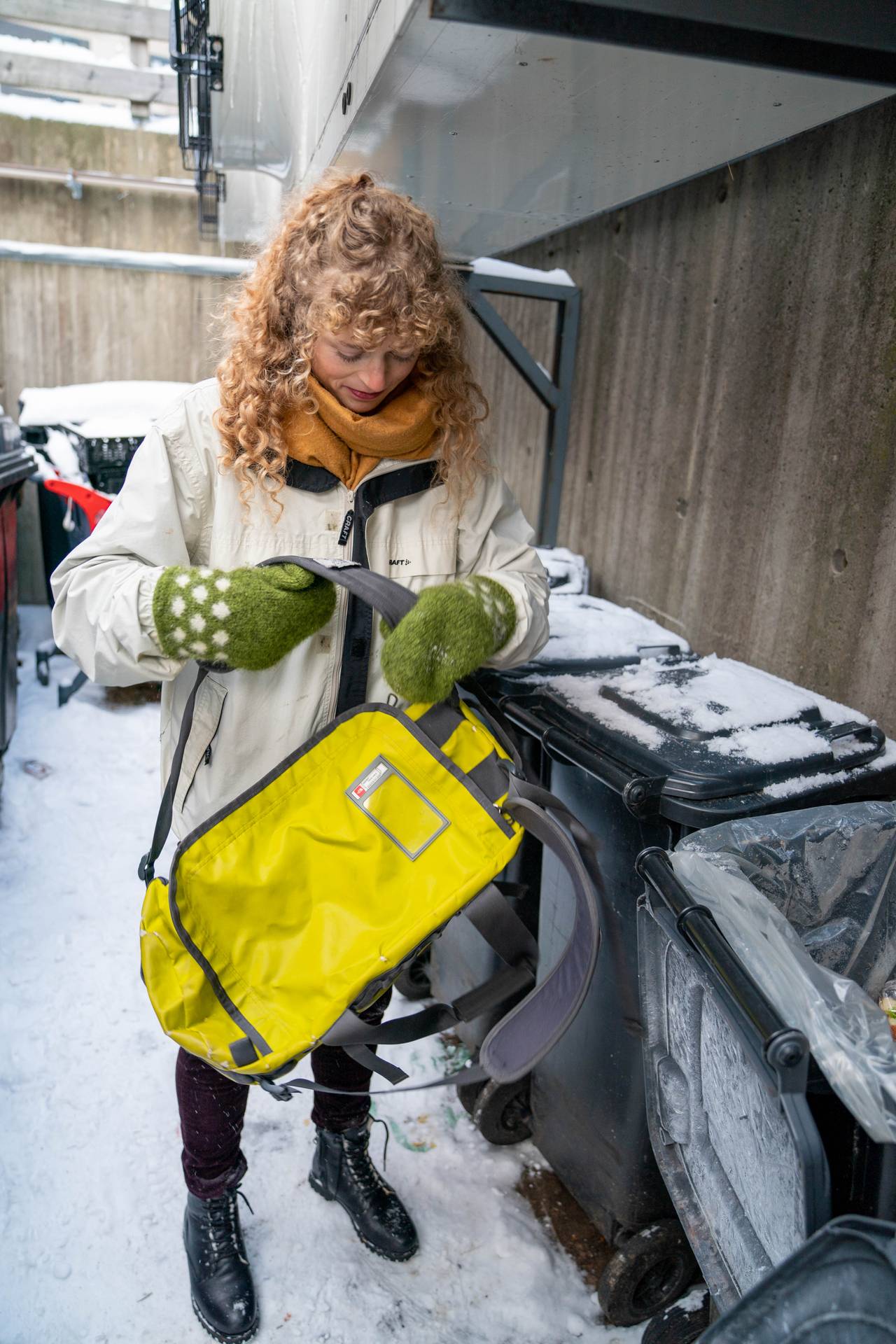 Margit Fausko finner spiselig mat i søpla utenfor dagligvarebut