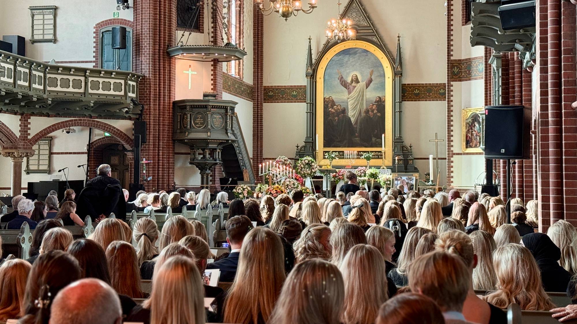 Kirkerom med mange mennesker sett bakfra