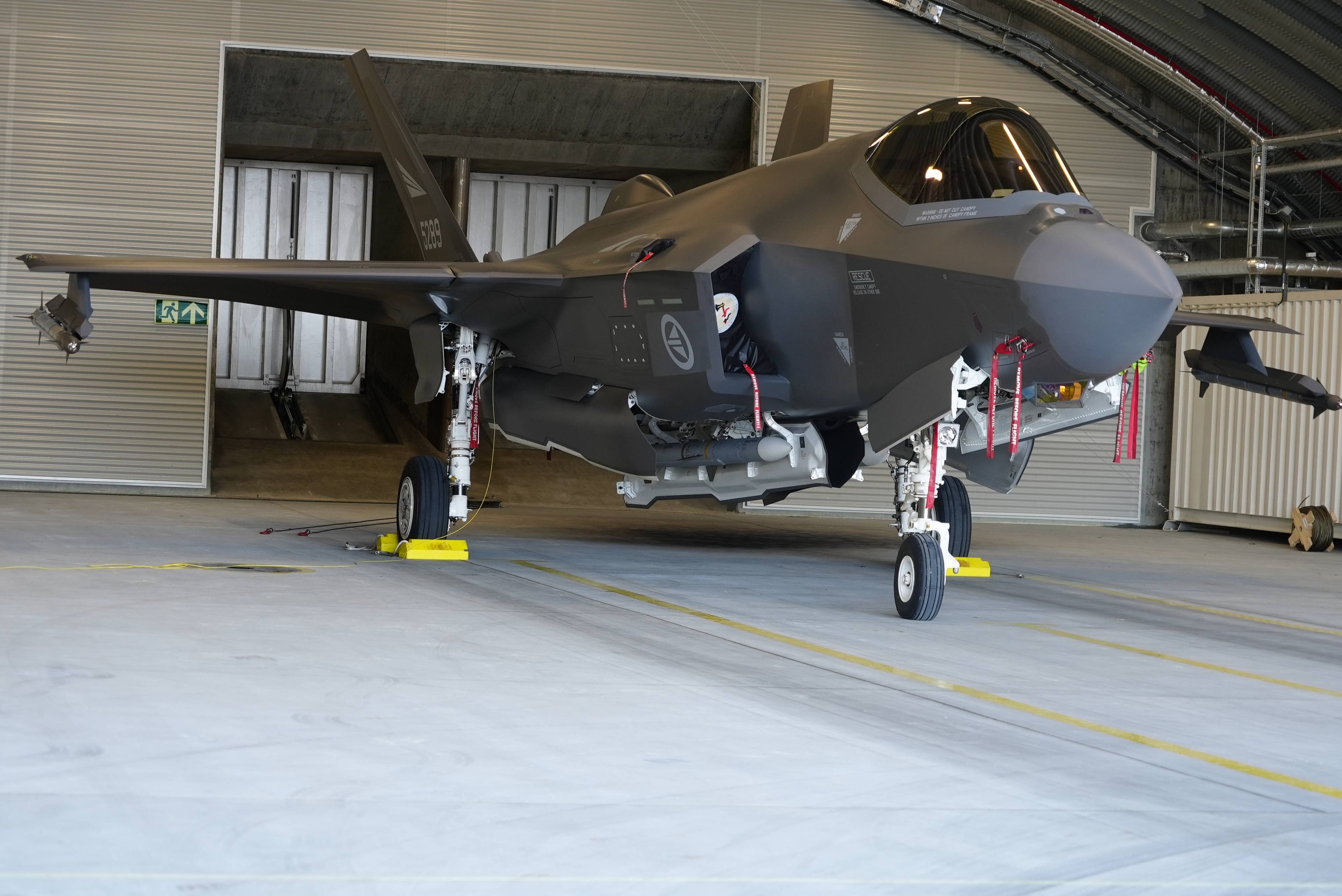 F-35 i hangar på Evenes flystasjon.