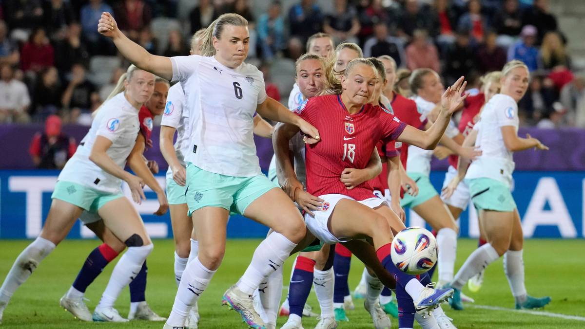 Islands fotballkvinner stoppet av været – banen dekket av snø