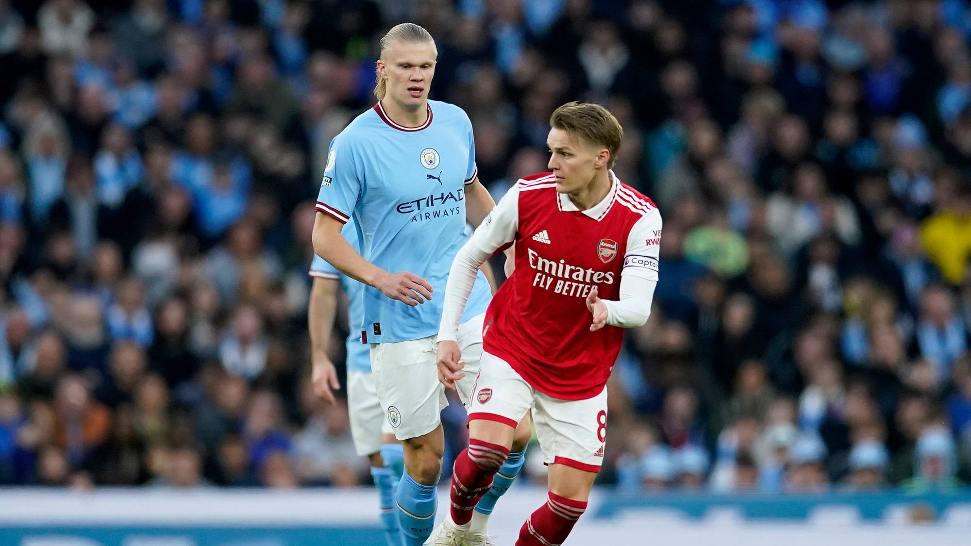 Martin Ødegaard og Erling Braut Haaland under kamp for sine respektive klubber