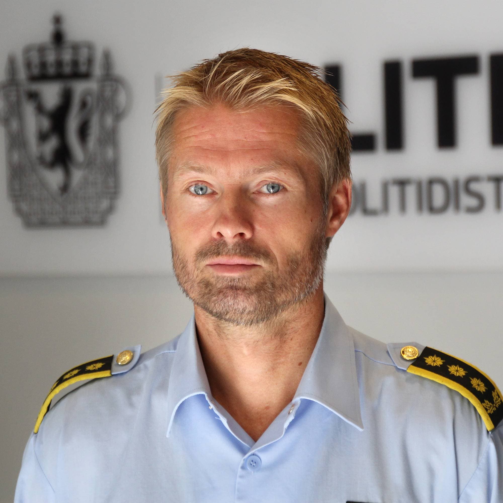 Politimann i uniform
