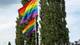 Foto: Even Høegh Kaalstad / Privat Prideflagg på rekke og rad i Rakkestad. To menn står ved en av flaggstengende hvor et prideflagg vaier i vinden.
Flagget har striper i regnbuens farger: Rød, oransje, gul, grønn, blå og fiolett.