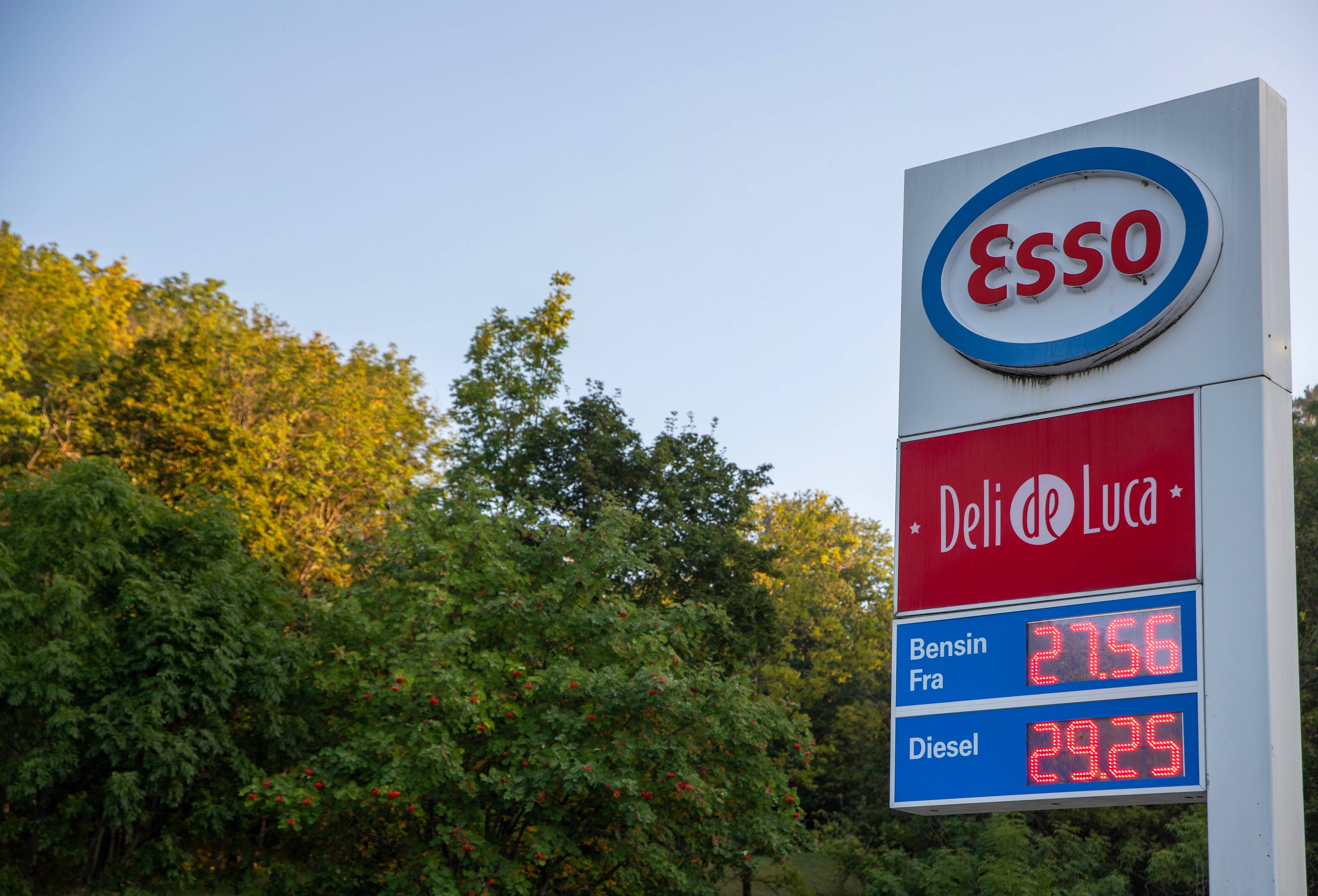 Drivstoffpriser på Esso-skilt og bensinpumper