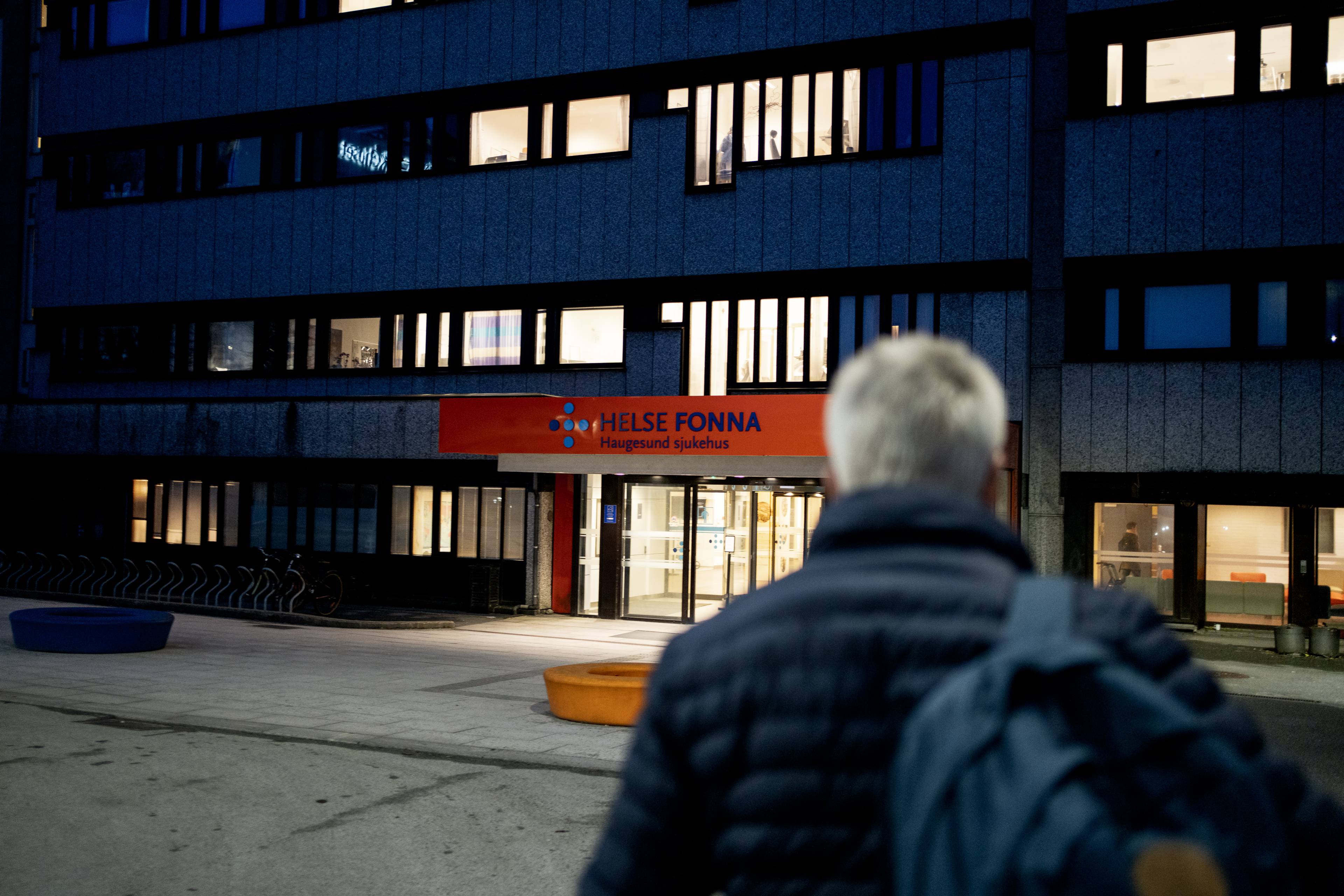 Erik på vei inn inngangen til sykehuset i Haugesund.
