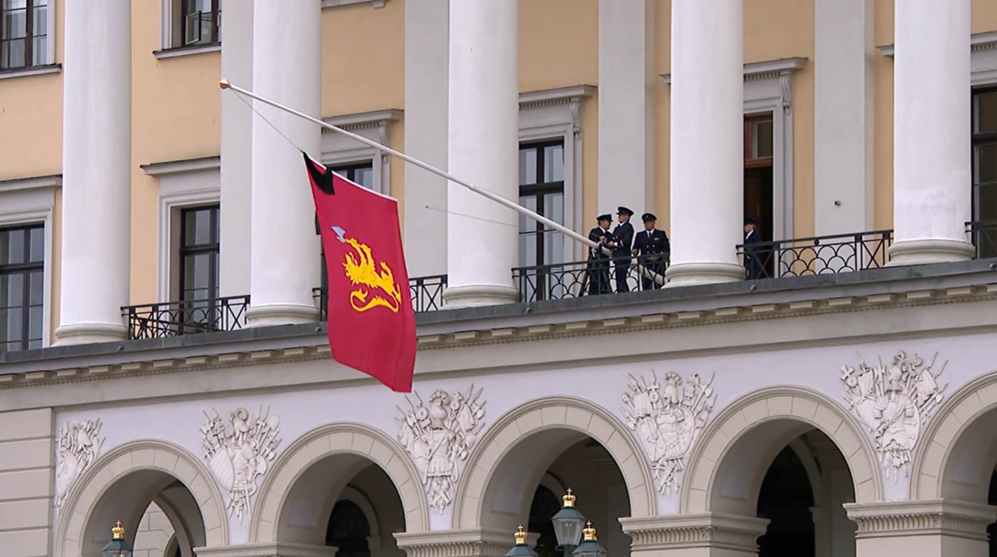 Kongeflagg på halv stang fra Slottsbalkongen