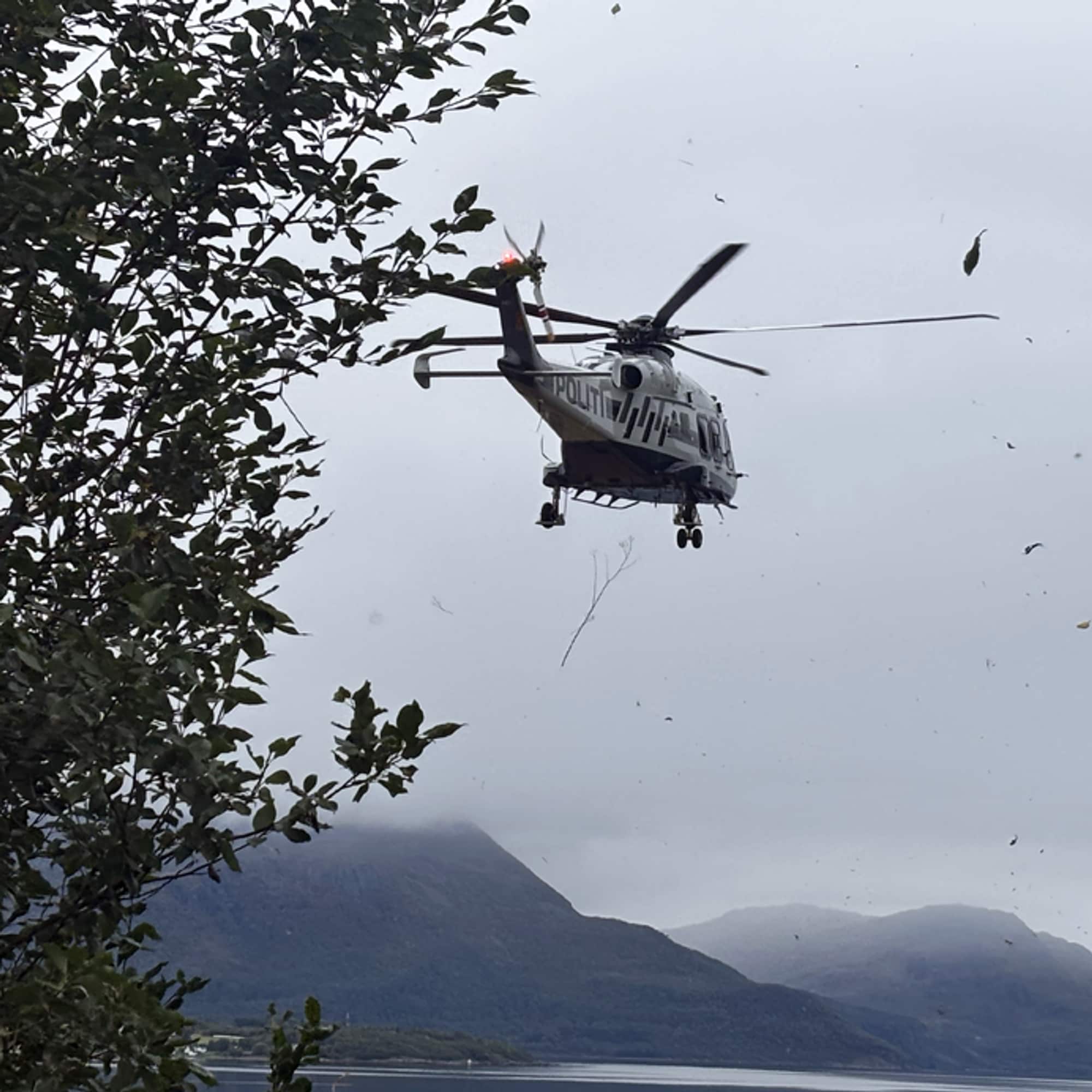Politihelikopter flyr over Dyrøya