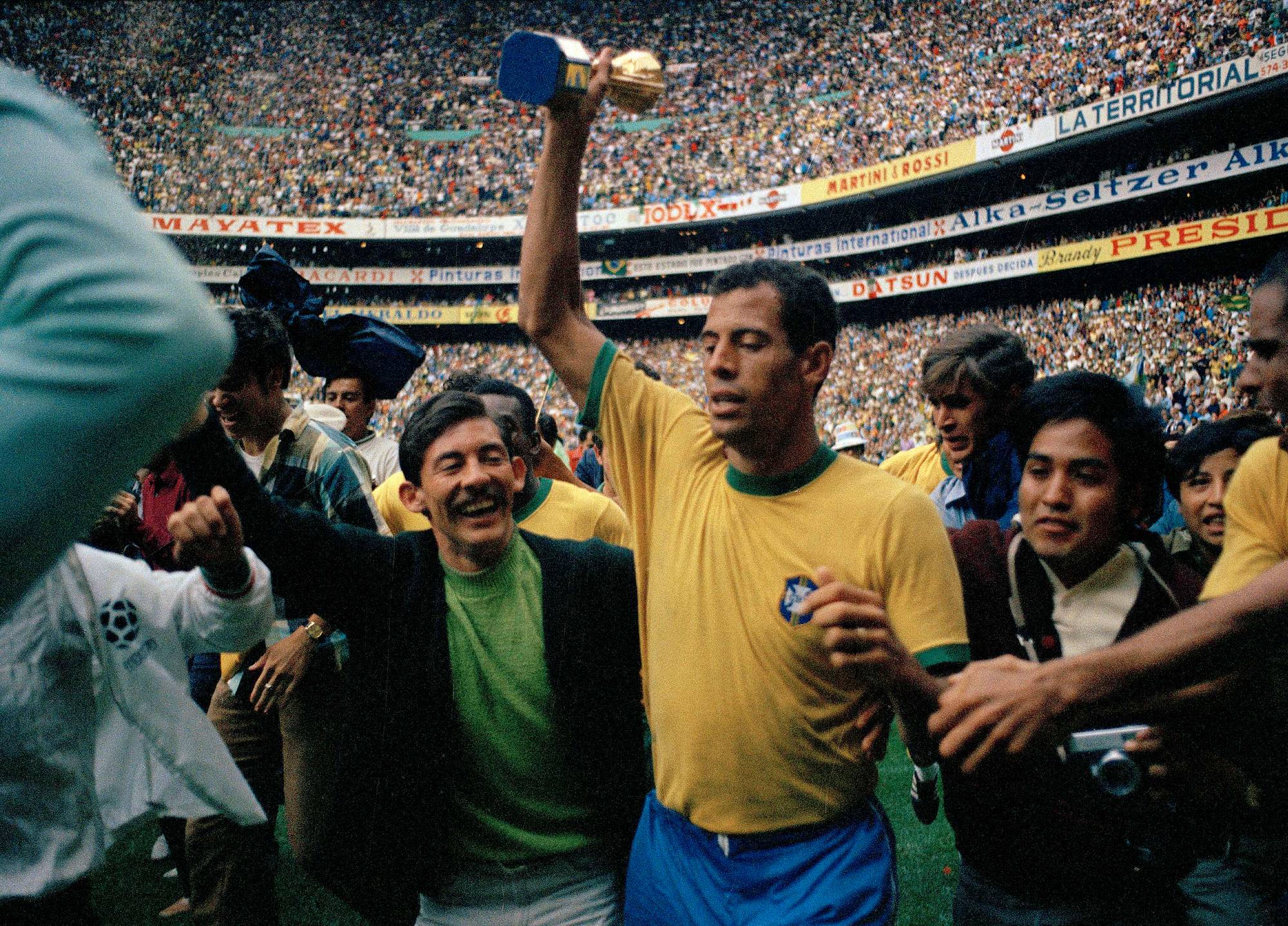 Carlos Alberto holder VM-trofeet etter Brasil sin seier i 1970.