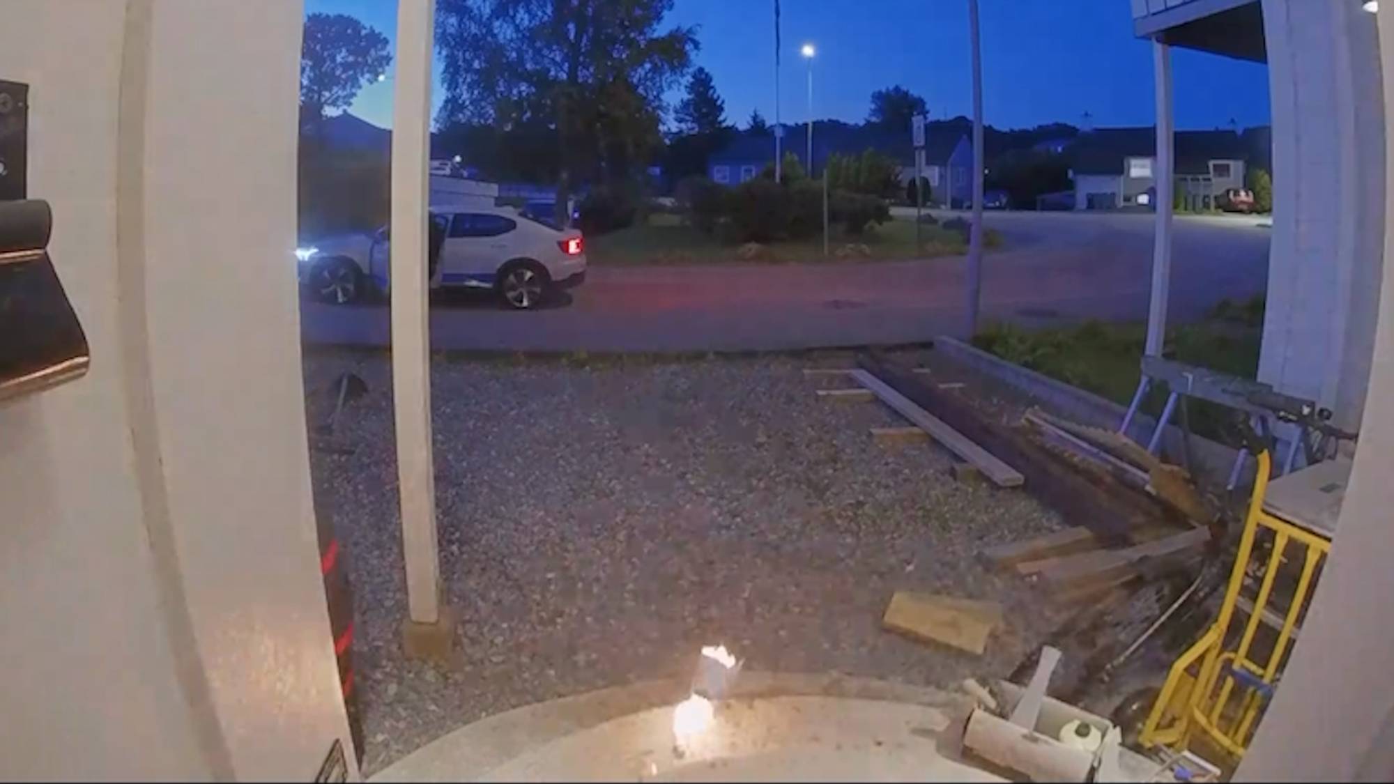 Ser flammene slår opp frå trappa.
