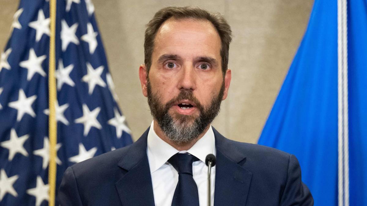Spesialetterforsker trekker to anklager mot Trump