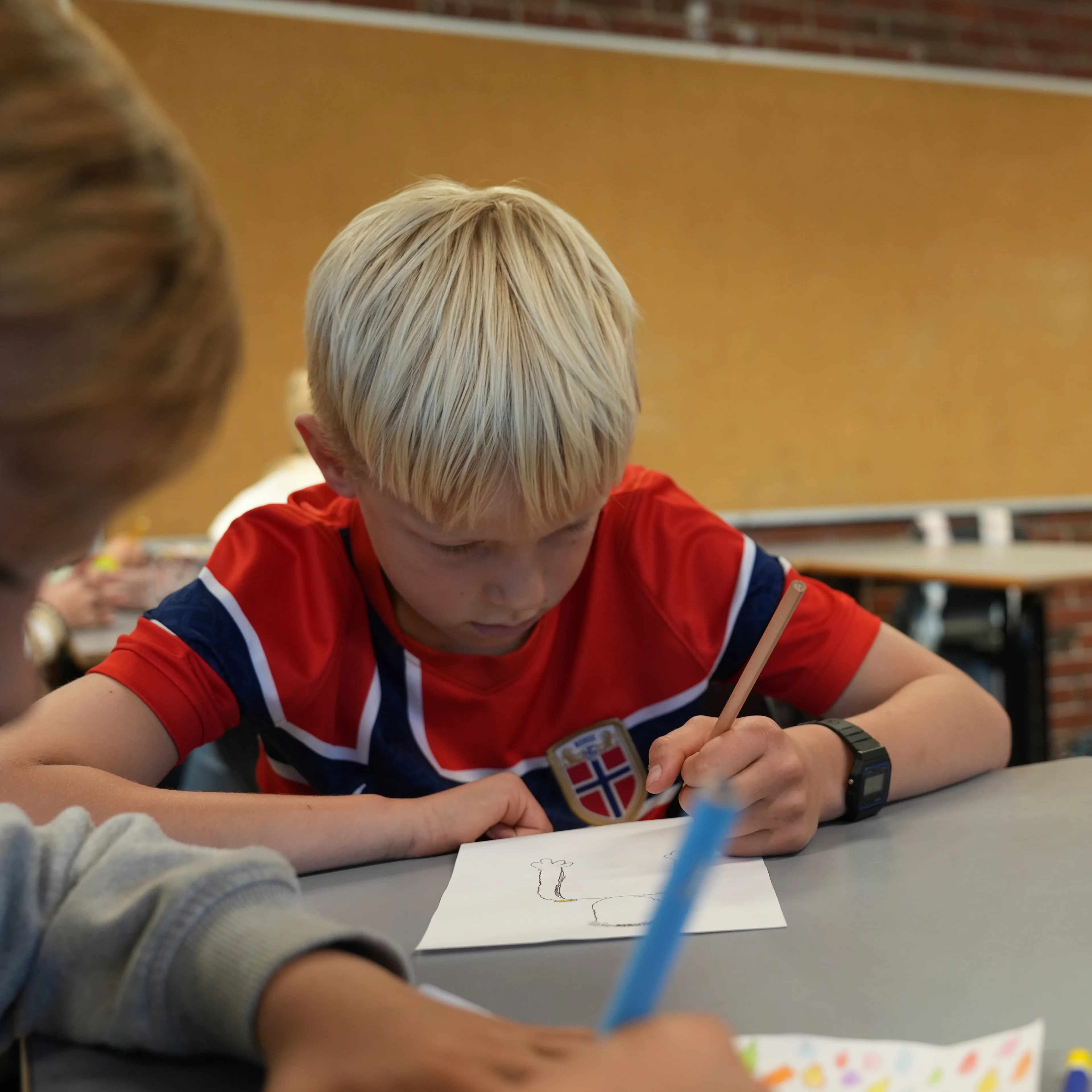 Elevar på Enge skule i Etne i Vestland teiknar og markerer at kong Harald er død. Etne var ein av dei siste kommunane kong Harald besøkte