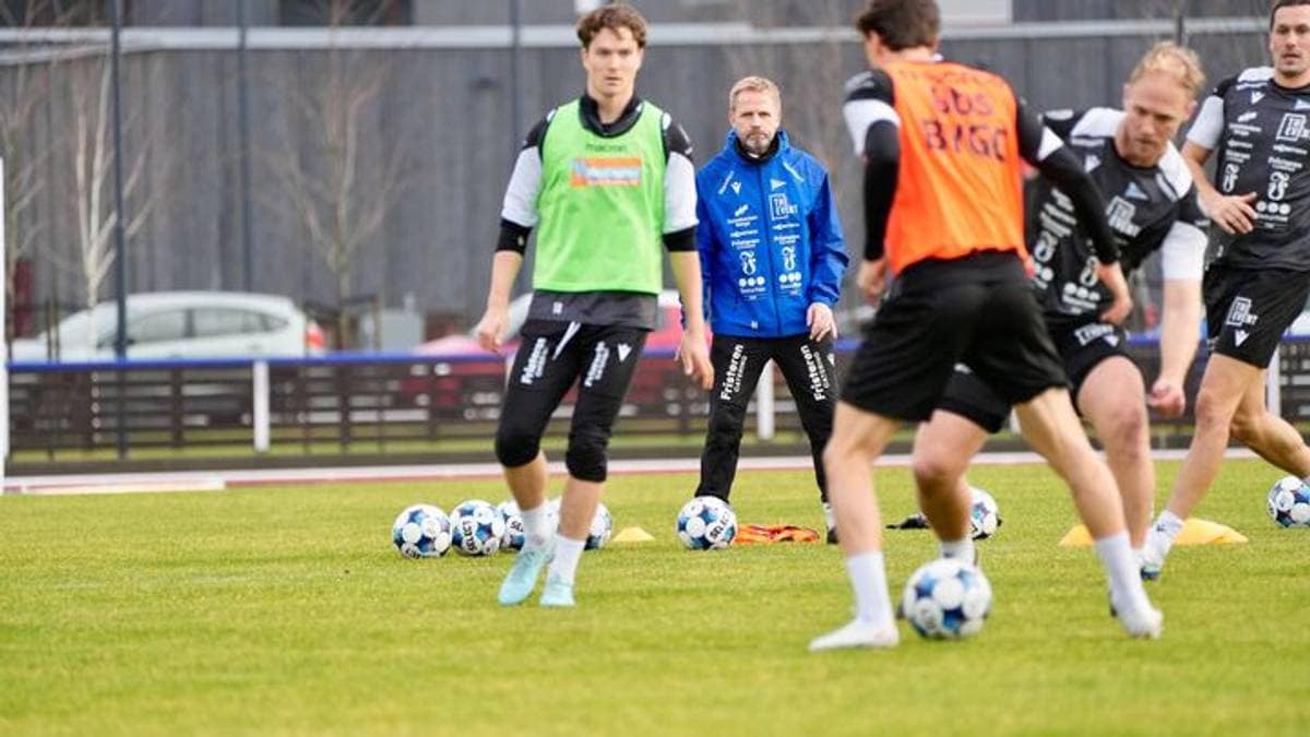 Trener på gress før skjebnekamp til helgen
