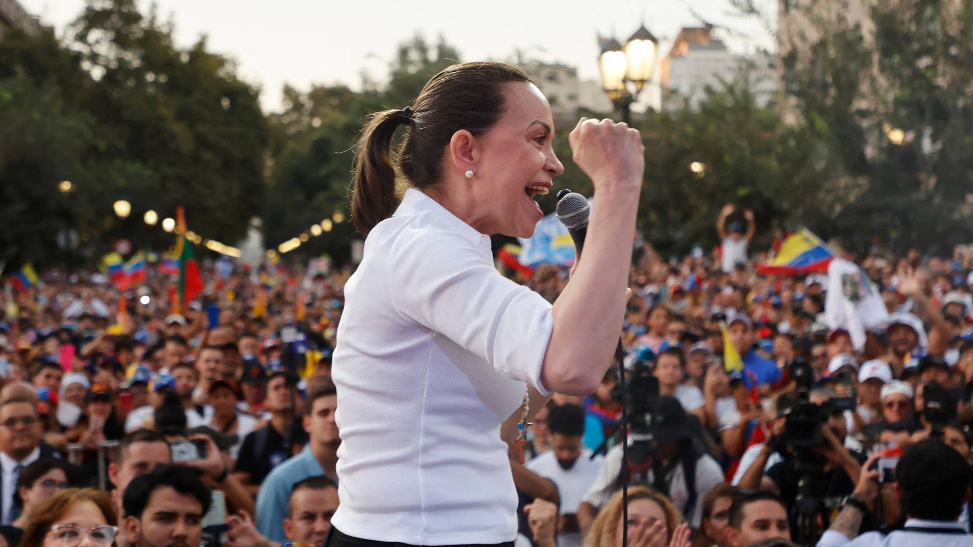 Opposisjonsleder Maria Corina Machado møtte det venezuelanske samfunnet i Chiles hovedstad Santiago tidligere i år. Hun ble ikke invitert til å være med på samtaler mellom regimet og opposisjonen i Venezuela om en demokratisk overgang.