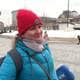 Jurij Linkevitsj / NRK Russisk kvinne med rød lue og blå jakke ute , ser mot blå NRK mikrofon