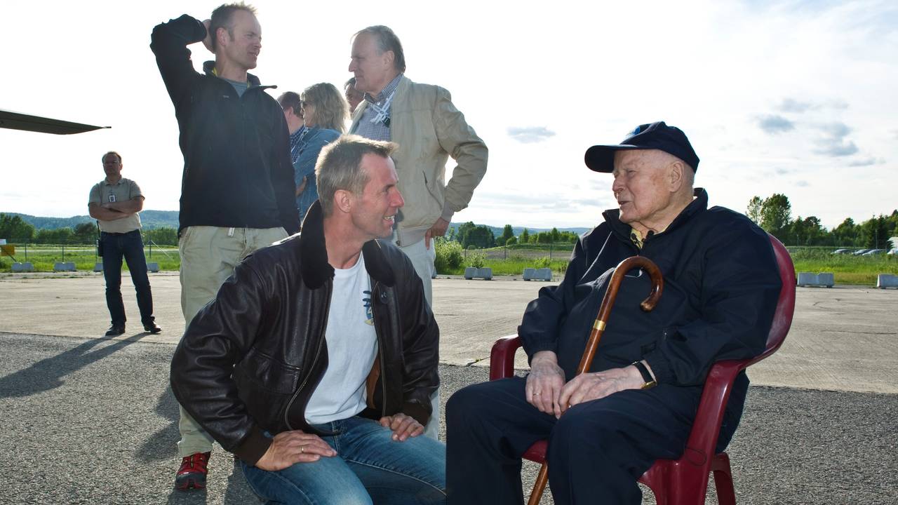 Finn Terje Skyrud (t.v) i samtale med den gamle krigsflygeren Per Waaler på Kjeller i 2012.