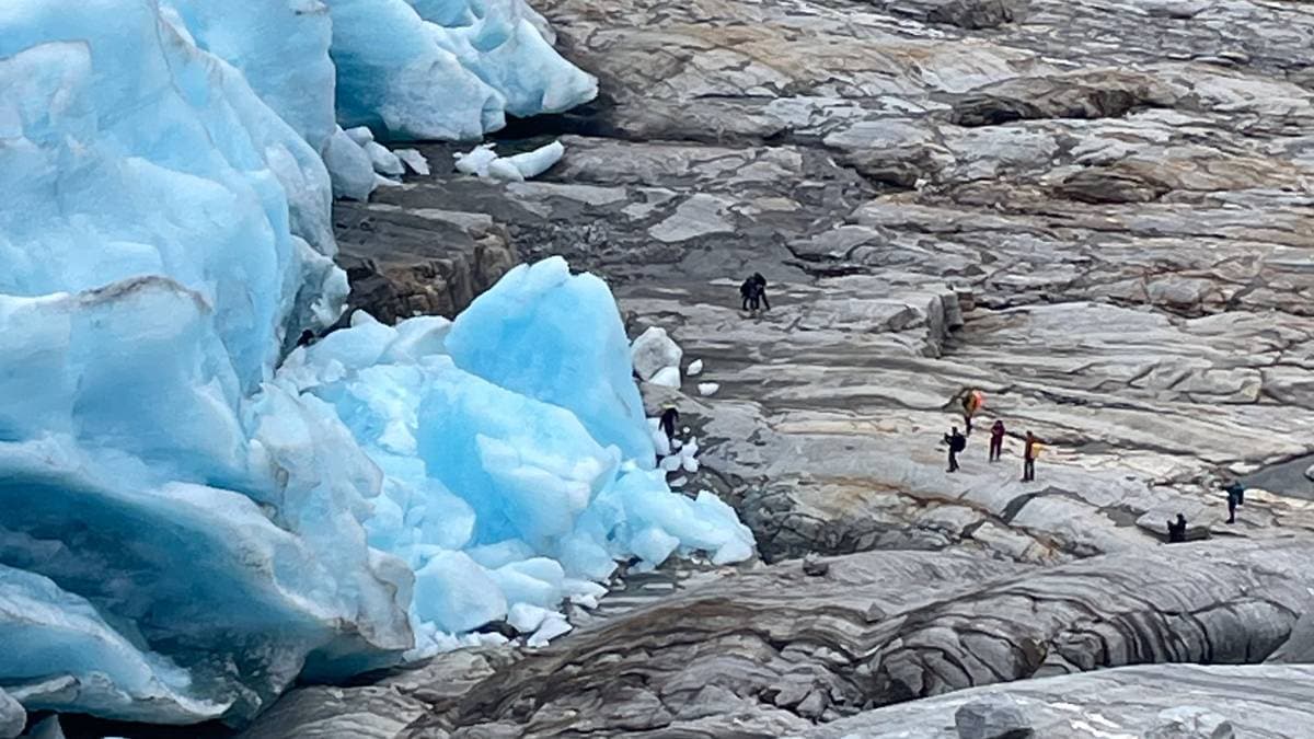 Her står barnefamilien rett under isbreen: – Klimaendringane gjer breane enno farlegare