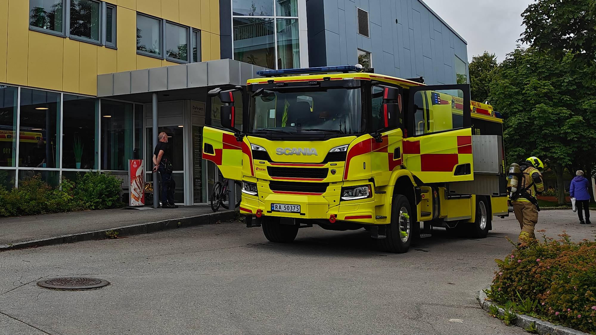 En brannbil ved siden av Damsaga Bad i Steinkjer