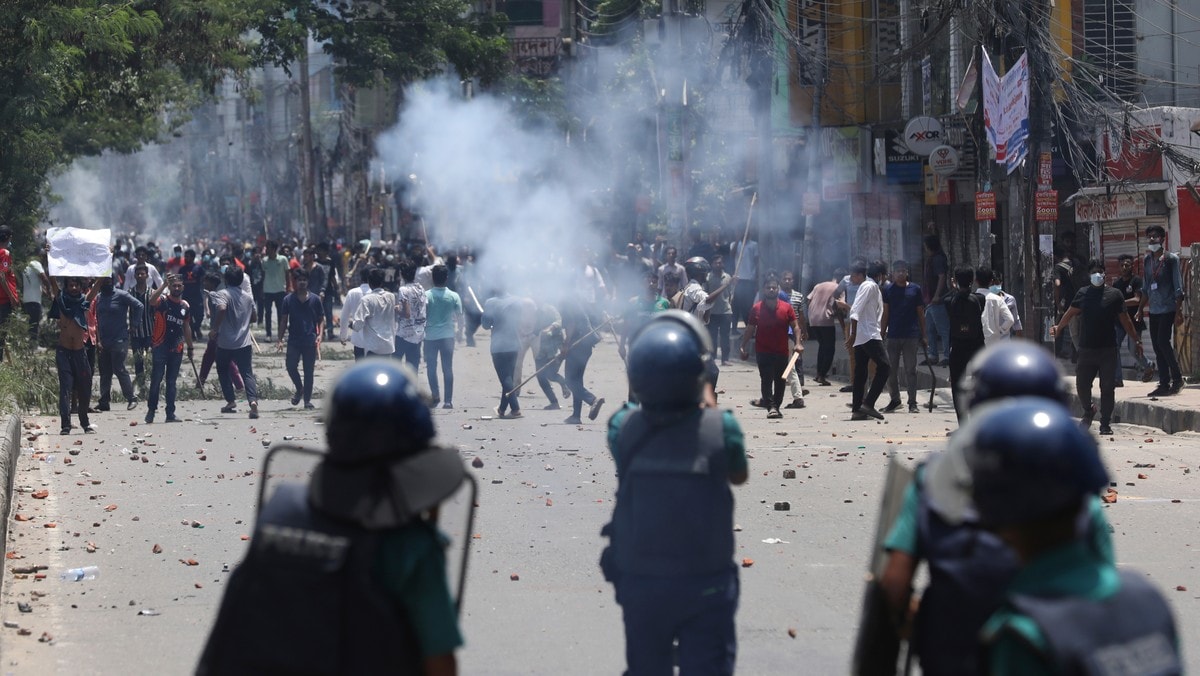 AFP: Politiet i Bangladesh skyter med skarpt mot demonstranter i Dhaka