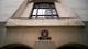 Foto: Alberto Pezzali / AP Bildet viser fasaden av Central Criminal Court i London. Overskriften "CENTRAL CRIMINAL COURT" er skrevet med gullbokstaver over inngangen. Under det er det et skilt med teksten "CORPORATION OF LONDON", samt et symbol med et skjold. Bygningens arkitektur er preget av grå steinflater. (Bildebeskrivelsen er laget av en KI-tjeneste)
