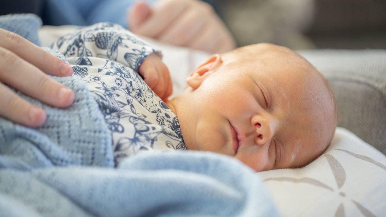 Johan sover på fanget til mamma.