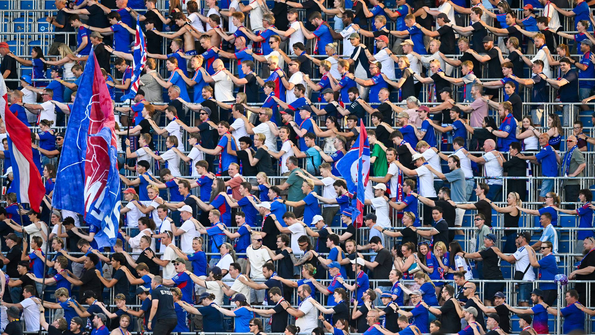 Vålerengas supportere feirer etter eliteseriekampen i fotball mellom Vålerenga og Aalesund på Intility Arena.