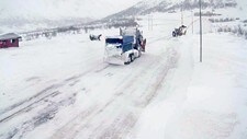 KOLONNE: På riksveg 52 over Hemsedalsfjellet er det søndag ettermiddag opna for kolonnekøyring for alle køyretøy.