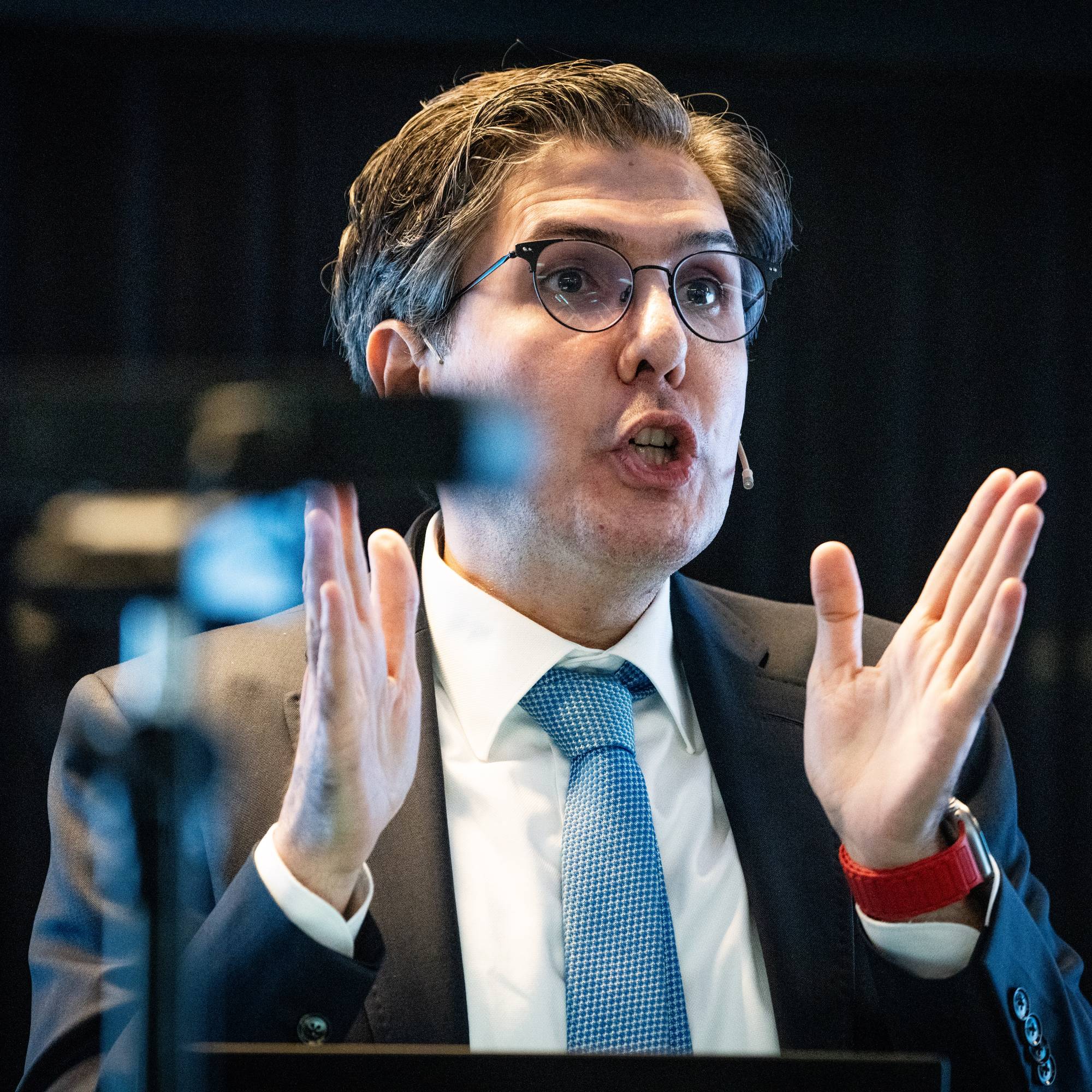 Professor Al-Aly holder foredrag på Legenes hus i Oslo