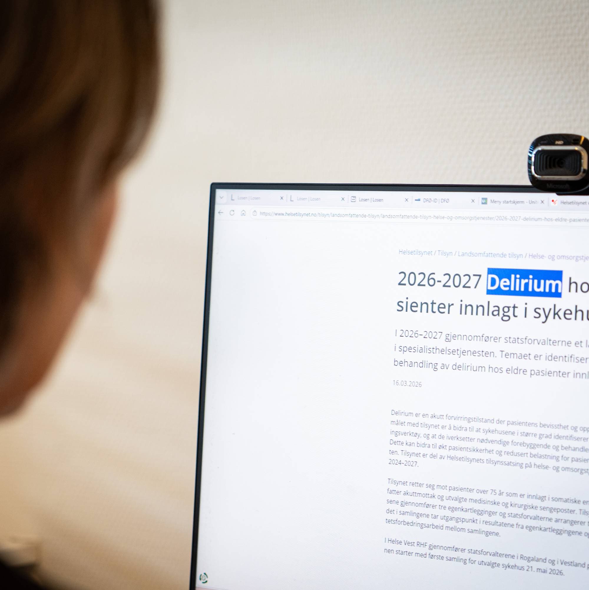 Fungerende avdelingsdirektør i Helsetilsynet om Delirium blant pasienter på sykehus. Bildet er tatt bakfra. Hun ser på en skjerm - ordet Delirium er markert i blått.