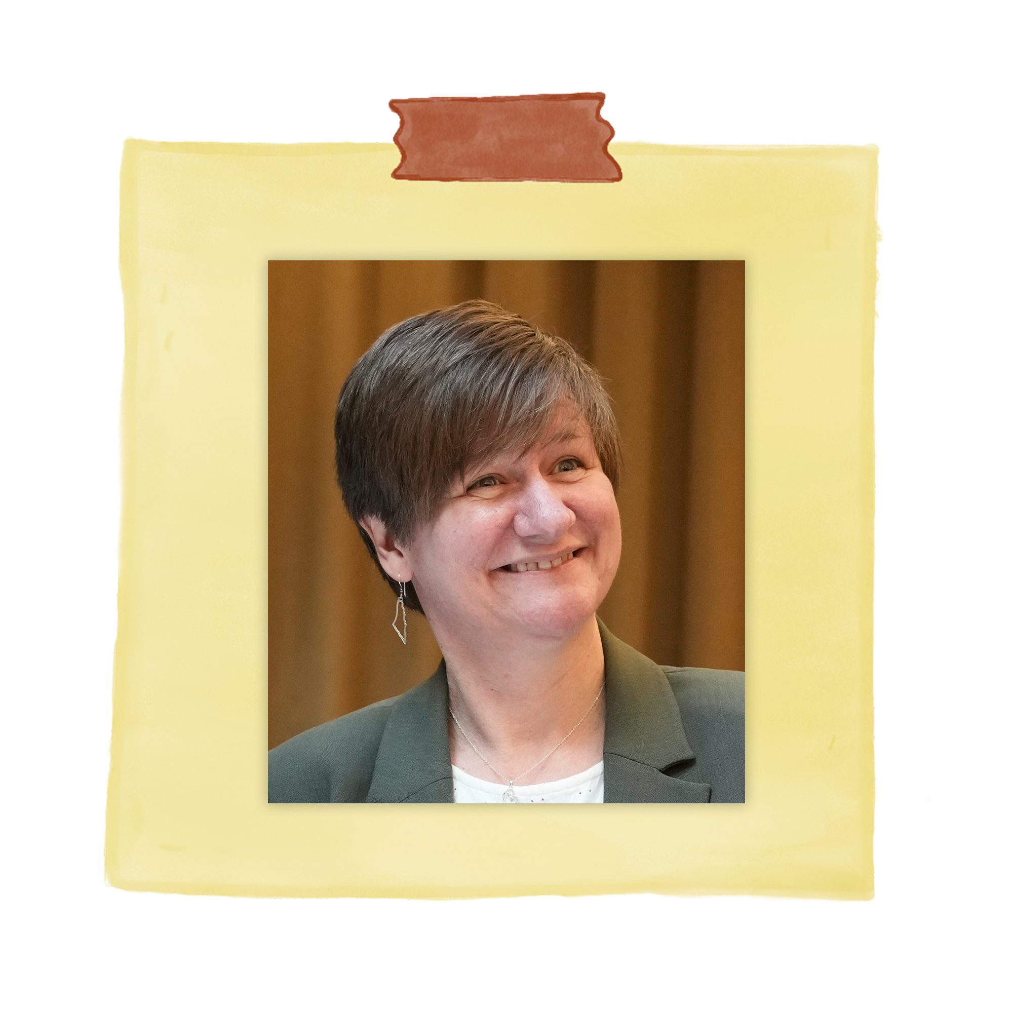Bilde av kvinne med mørkt hår. Bildet er limt på en gul post it-lapp.