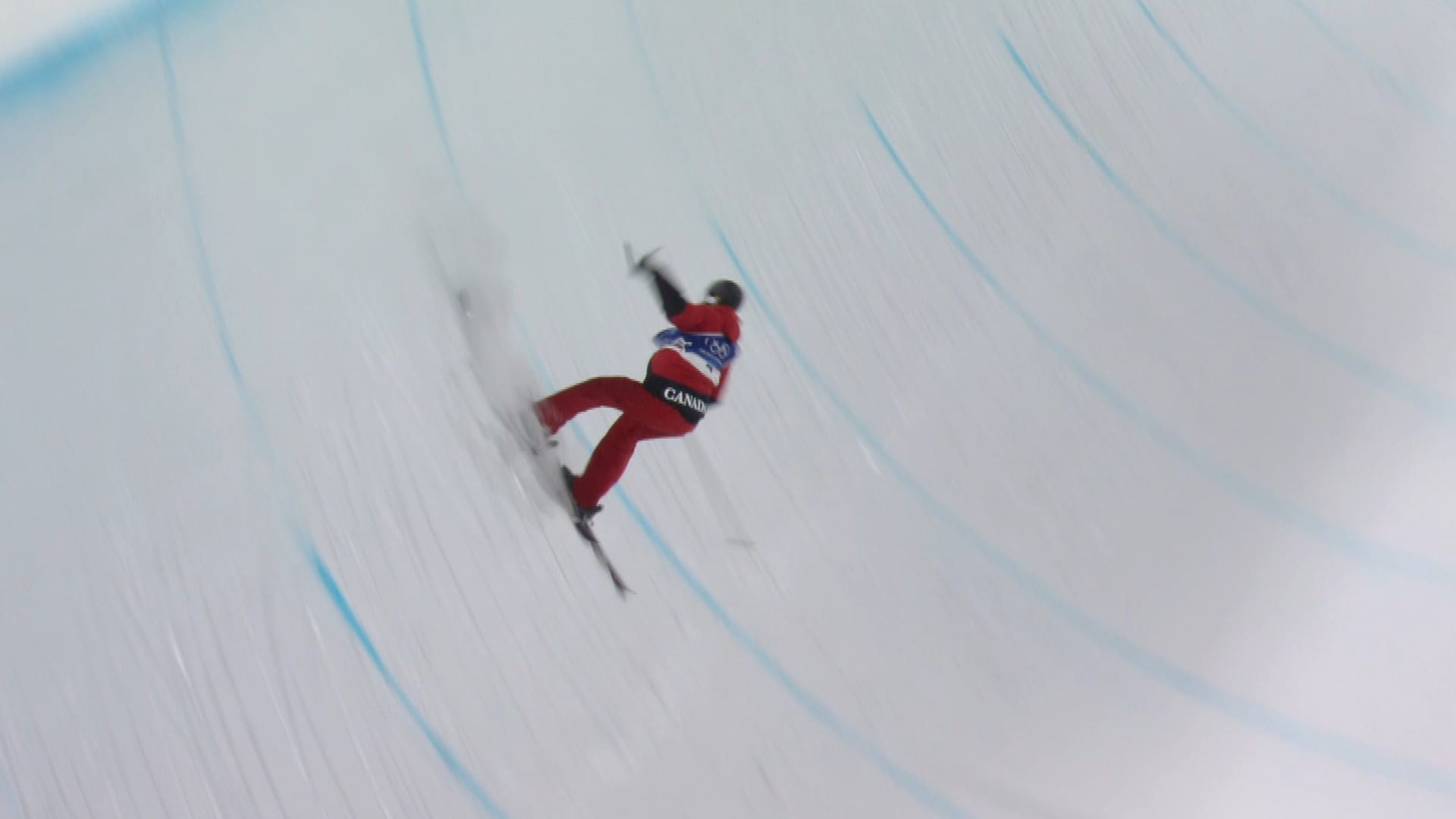 Tidligere gullvinner måtte fraktes vekk på båre etter stygt fall