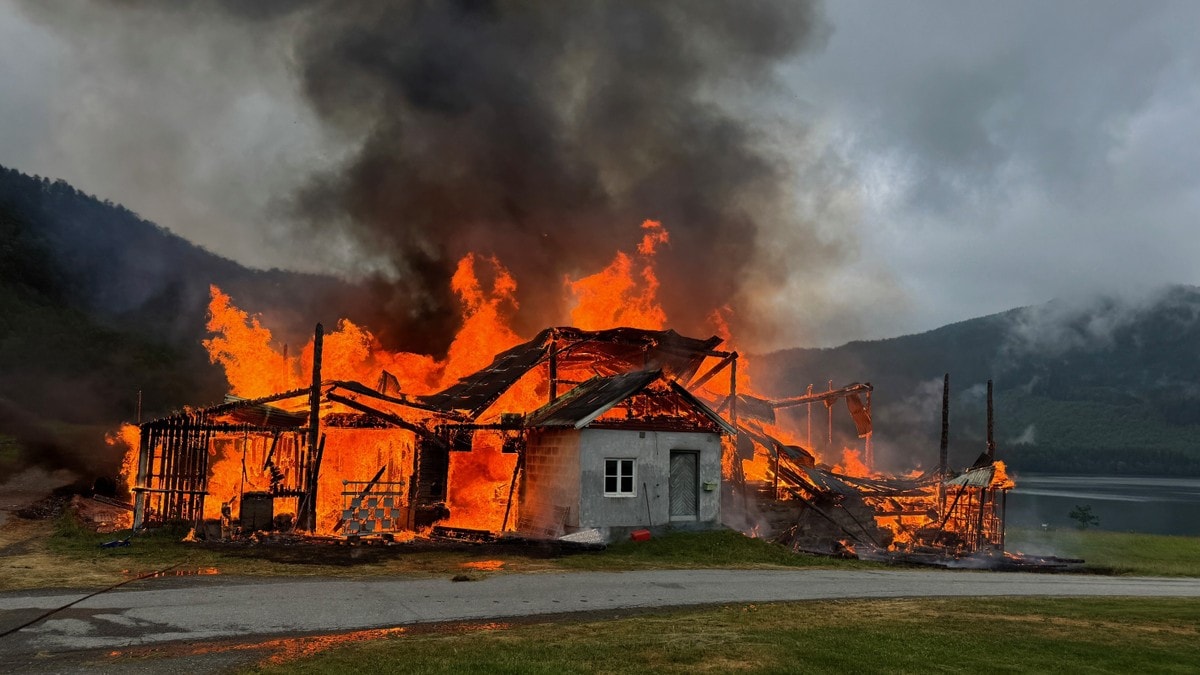 Lynnedslag antente låve i Rauma: Overtent med spredningsfare