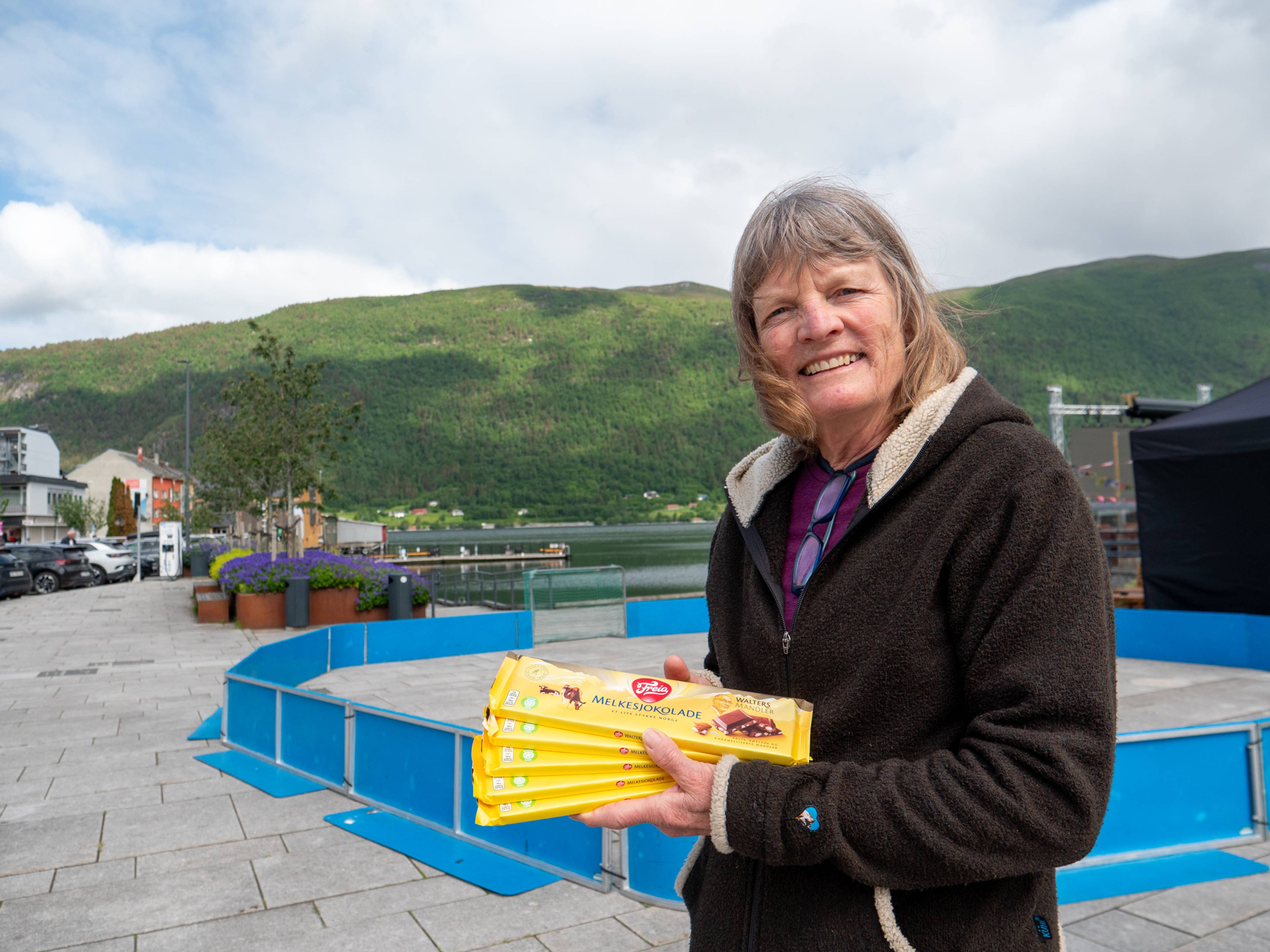en person som holder en gul boks (Bildebeskrivelsen er laget av en KI-tjeneste)