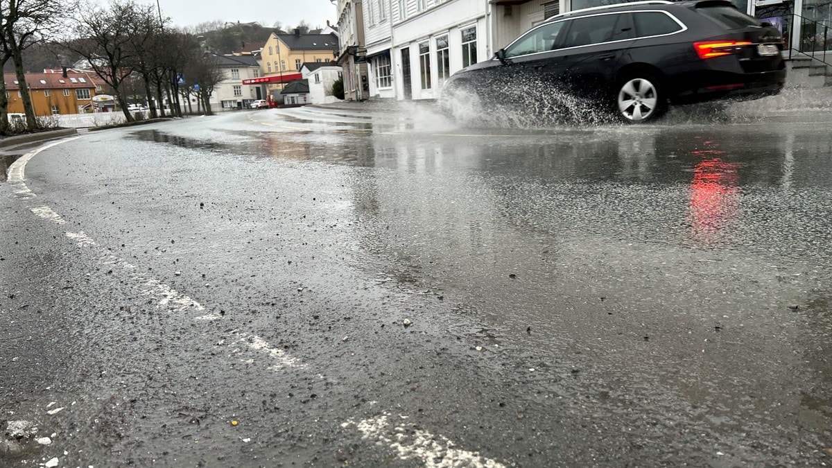 Styrtregn i Agder – Biler må stanse i regnet på grunn av dårlig sikt