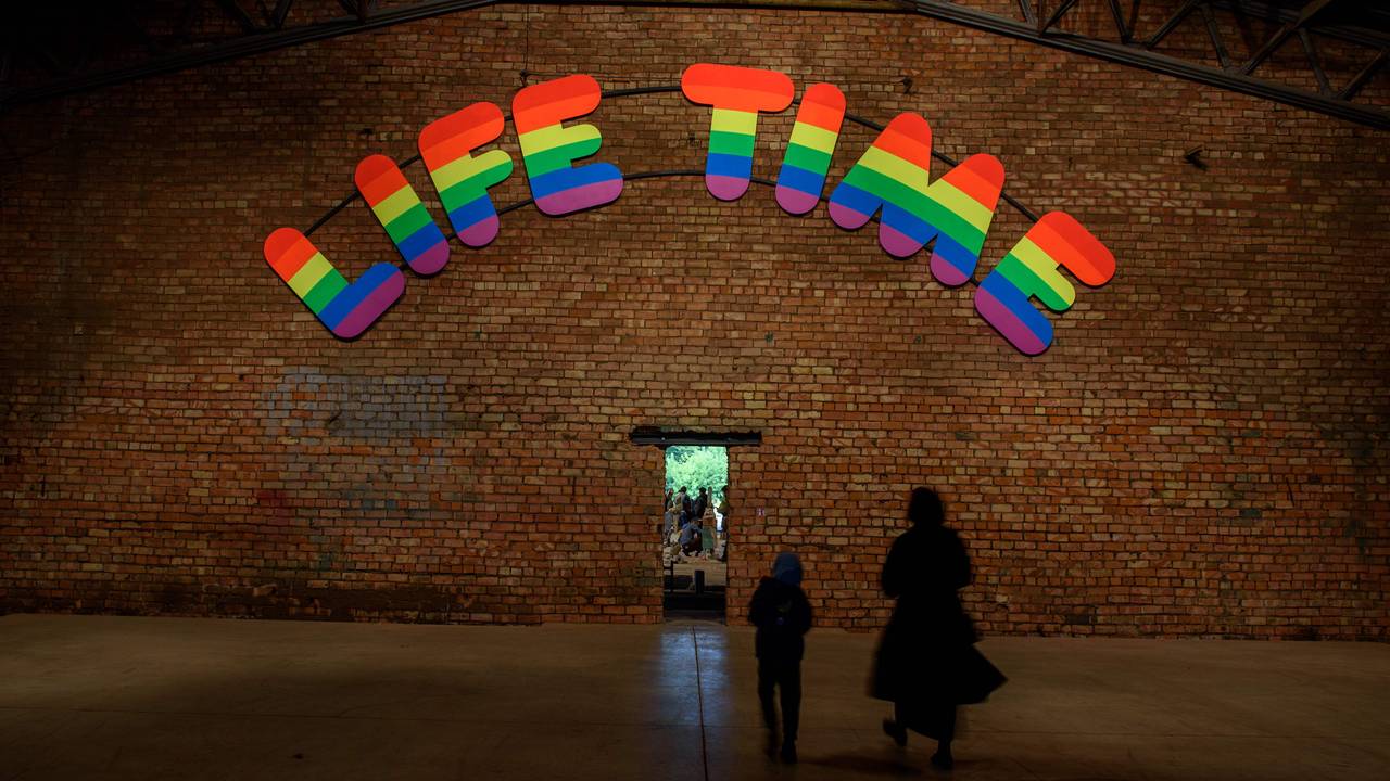 Et kunstverk av Ugo Rondinone på utstilling på Riga International Biennial of Contemporary Art, august 2020.