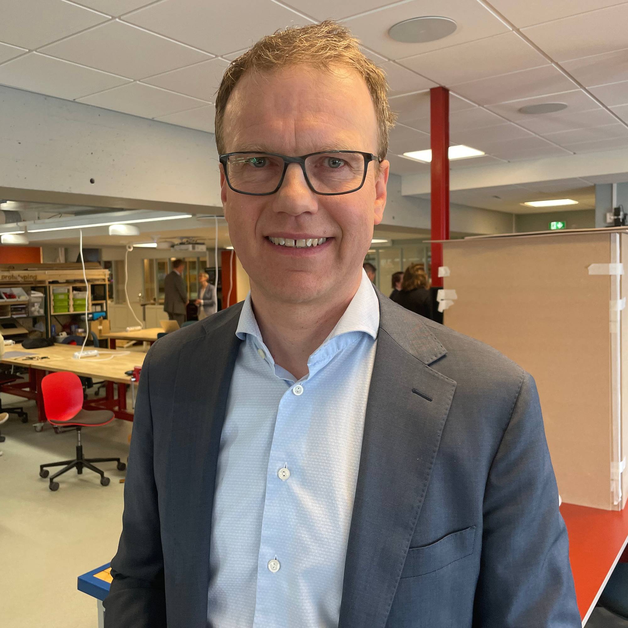 Administrerande direktør i NHO Luftfart, Erik Lahnstein, smiler og ser inn i kamera.