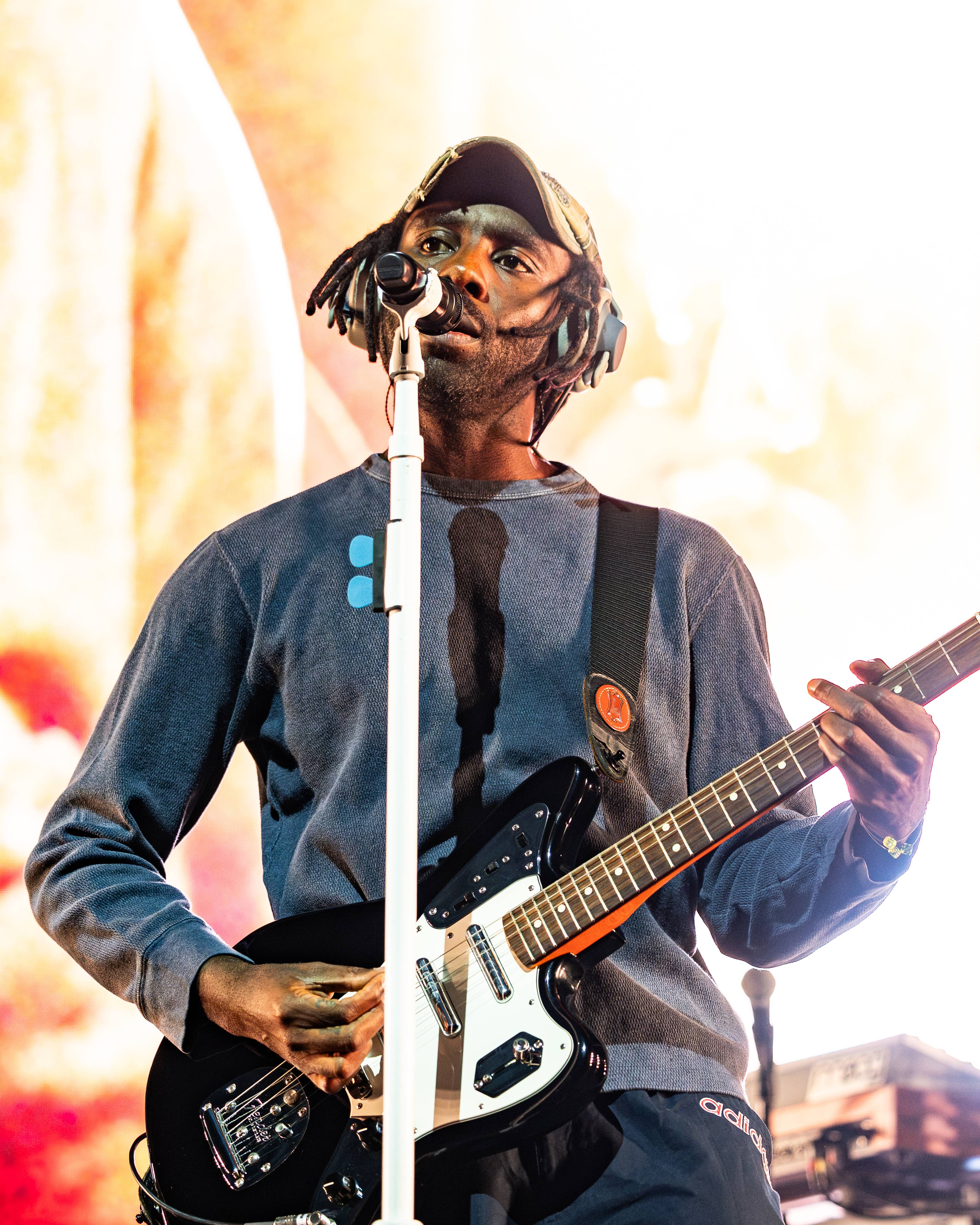 Artist på scenen med gitar.