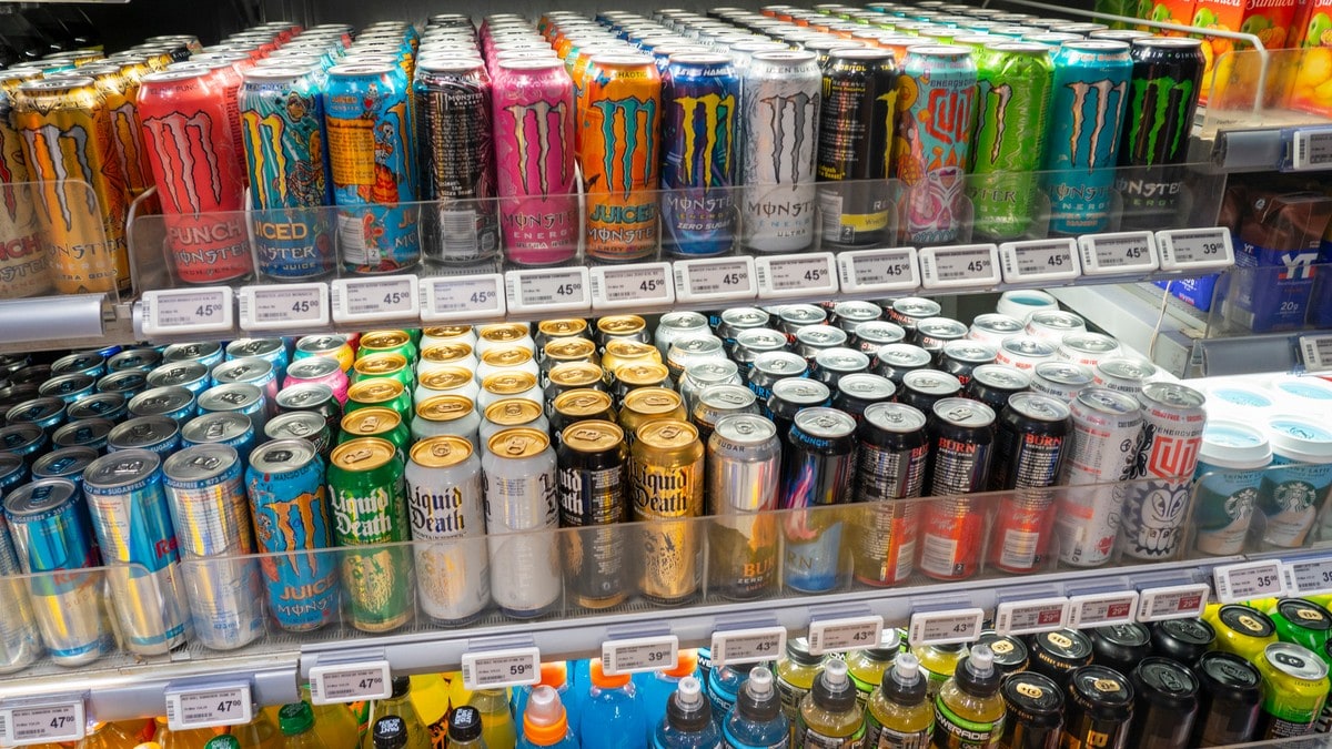 Vil ha 18-års aldersgrense på energidrikk: – Kan gje hjarteproblem