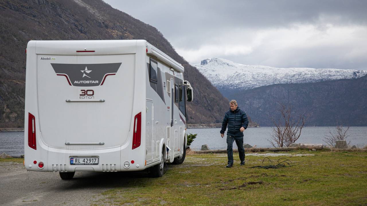Erling Svensen utenfor bobilen parkert ved sjøen