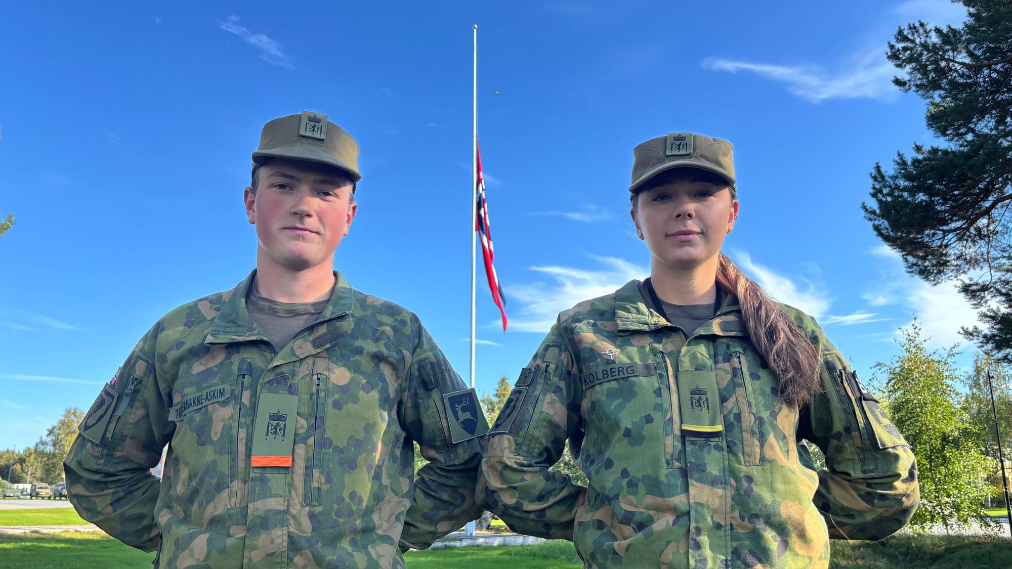 To vernepliktige forteller om hvordan dagen i Forsvaret har vært etter kong Haralds død ble kjent. Bardufoss leir, stridstrenbataljon. 