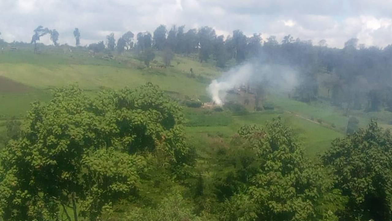 Brenner hus i Mauskogen i Kenya.