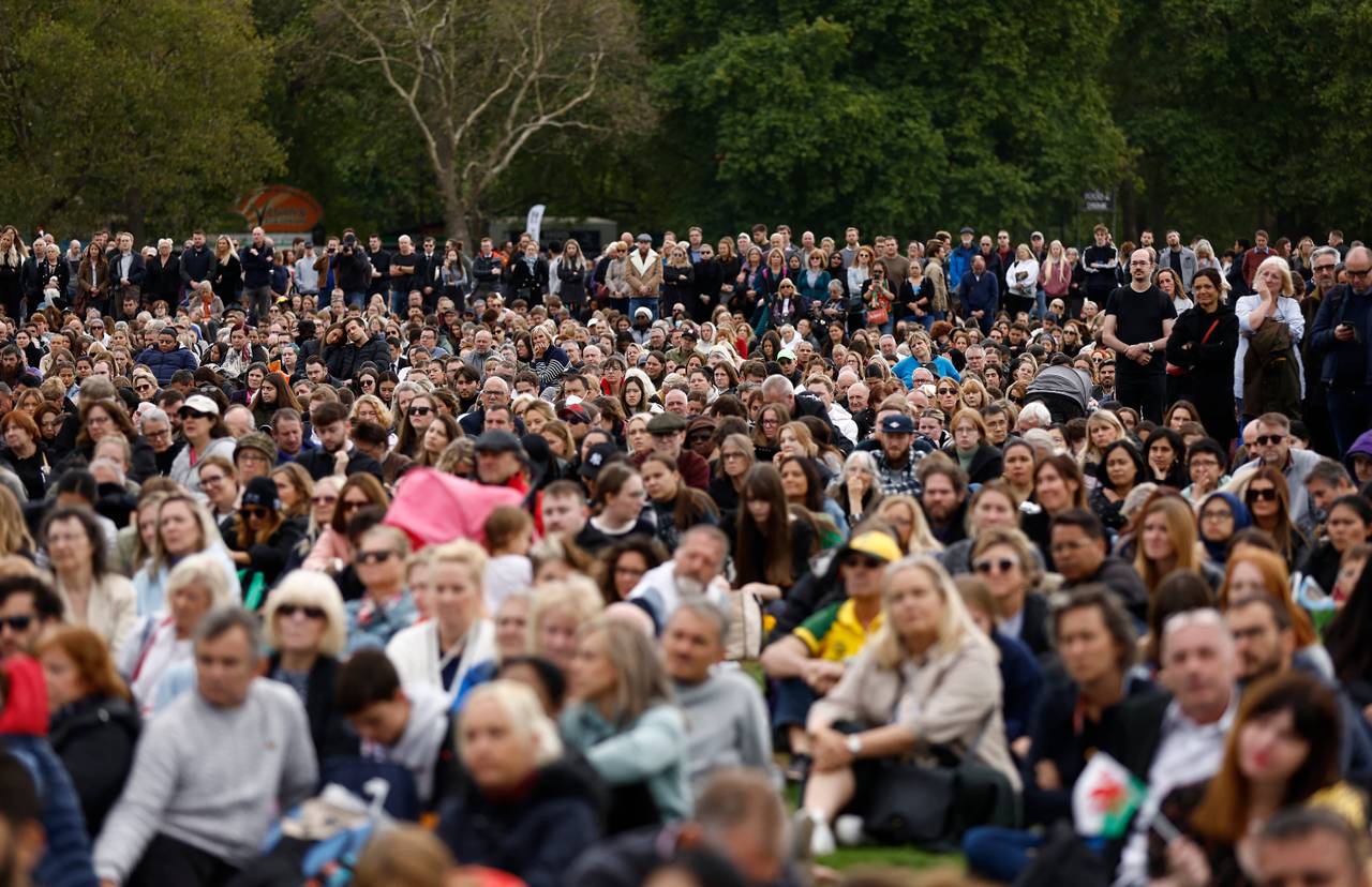 Una grande folla ha assistito al funerale sul grande schermo di Hyde Park. 