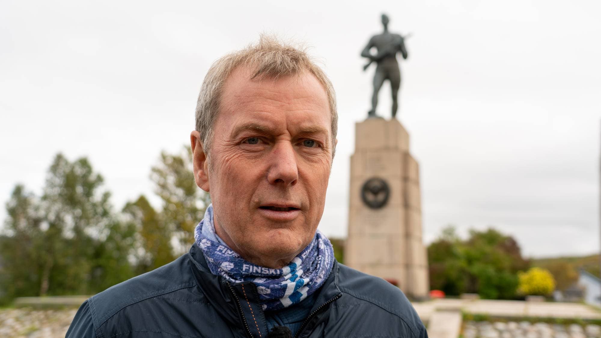 en mann som står foran en statue (Bildebeskrivelsen er laget av en KI-tjeneste)