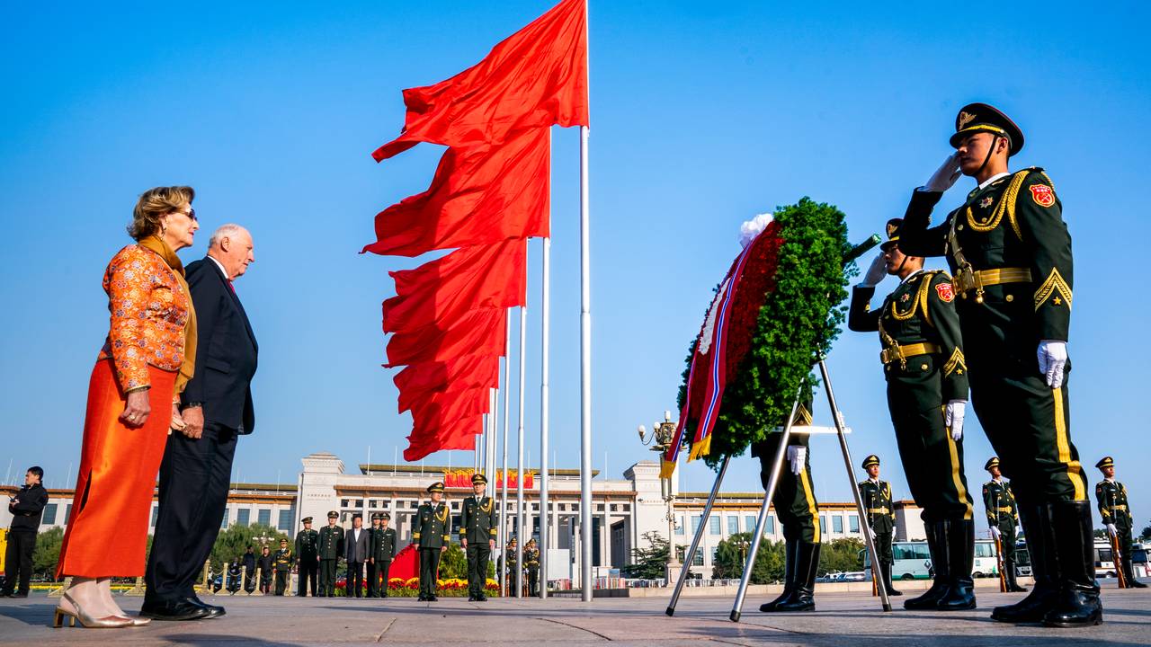Kong Harald og dronning Sonja har lagt ned krans i Beijing