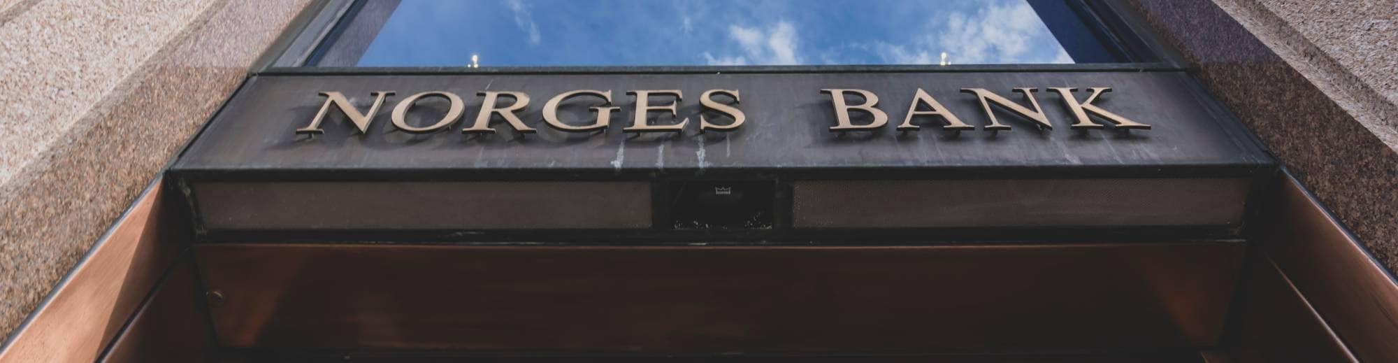 De to dørene som er inngangen til Norges bank, med gullbokstaver.